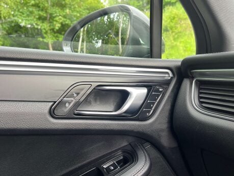 Porsche Macan 2.0 Macan Semi-Auto 4WD 5dr 31