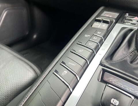 Porsche Macan 2.0 Macan Semi-Auto 4WD 5dr 32