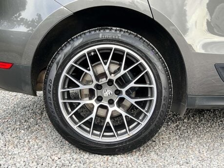Porsche Macan 2.0 Macan Semi-Auto 4WD 5dr 9