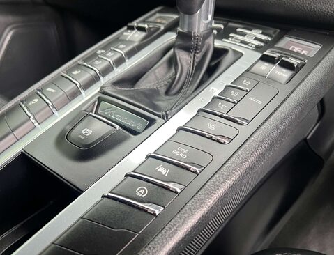 Porsche Macan 2.0 Macan Semi-Auto 4WD 5dr 33