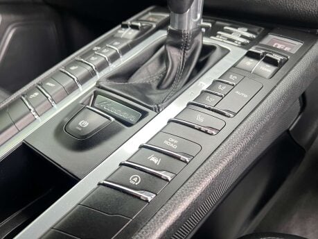 Porsche Macan 2.0 Macan Semi-Auto 4WD 5dr 33