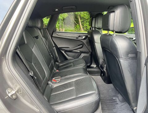 Porsche Macan 2.0 Macan Semi-Auto 4WD 5dr 17