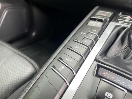 Porsche Macan 2.0 Macan Semi-Auto 4WD 5dr 32