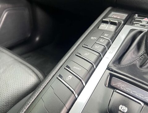 Porsche Macan 2.0 Macan Semi-Auto 4WD 5dr 32