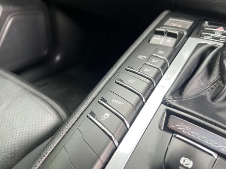 Porsche Macan 2.0 Macan Semi-Auto 4WD 5dr 32