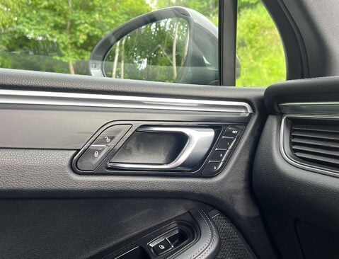 Porsche Macan 2.0 Macan Semi-Auto 4WD 5dr 31