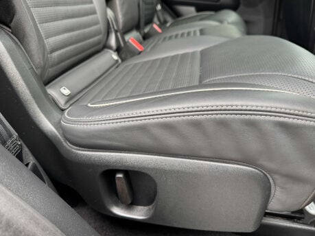 Land Rover Discovery 3.0 Discovery R-Dynamic HSE D MHEV Auto 4WD 5dr 24