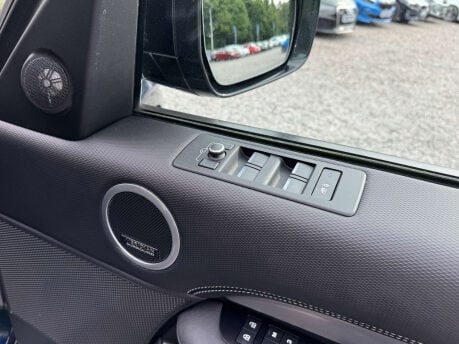 Land Rover Discovery 3.0 Discovery R-Dynamic HSE D MHEV Auto 4WD 5dr 33