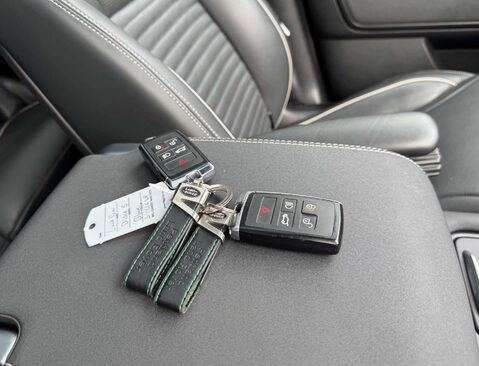 Land Rover Discovery 3.0 Discovery R-Dynamic HSE D MHEV Auto 4WD 5dr 40
