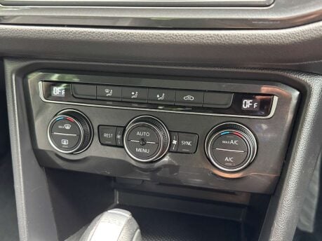 Volkswagen Tiguan 2.0 Tiguan SE Nav TDI BlueMotion Technology 4Motion Semi-Auto 4WD 5dr 28