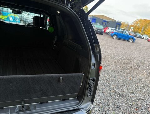 Land Rover Discovery 3.0 Discovery Dynamic HSE D MHEV A 4WD 5dr 10