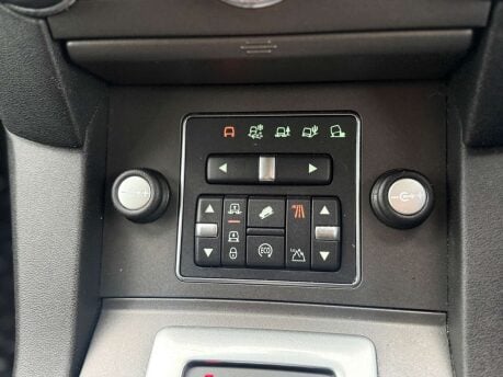 Land Rover Discovery 3.0 Discovery SE SDV6 Auto 4WD 5dr 30