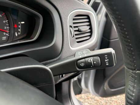 Volvo V40 1.6 V40 SE Luxury D2 Auto 5dr 21