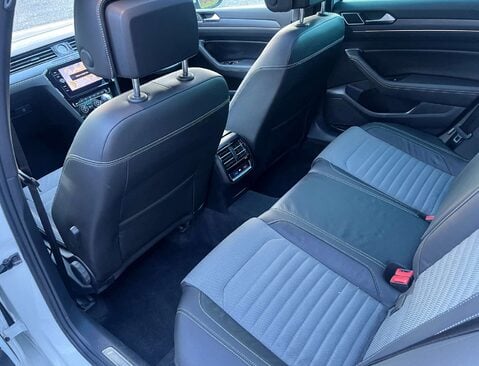 Volkswagen Passat 2.0 Passat R-Line TSi Semi-Auto 5dr 43
