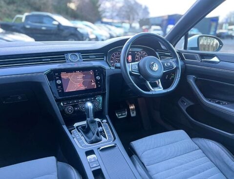 Volkswagen Passat 2.0 Passat R-Line TSi Semi-Auto 5dr 17