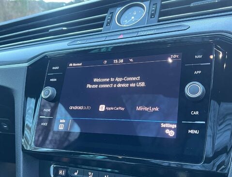 Volkswagen Passat 2.0 Passat R-Line TSi Semi-Auto 5dr 32