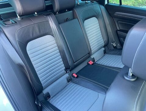 Volkswagen Passat 2.0 Passat R-Line TSi Semi-Auto 5dr 44