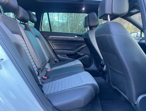 Volkswagen Passat 2.0 Passat R-Line TSi Semi-Auto 5dr 45