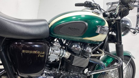 Triumph Bonneville 23