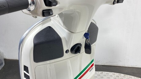 Piaggio Vespa GTS VESPA GTS 300 SUPER ABS 40