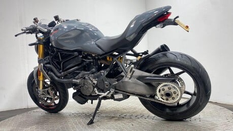 Ducati Monster M1200 S 6