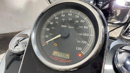 Harley-Davidson Softail Deluxe FLSTNI 1450 23