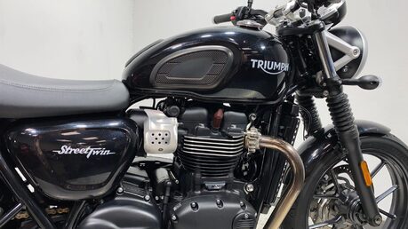 Triumph Street BONNEVILLE STREET TWIN 18
