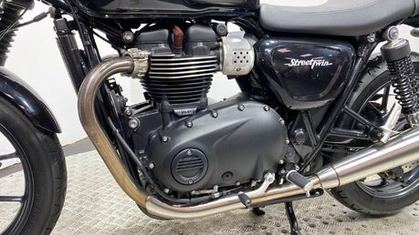 Triumph Street BONNEVILLE STREET TWIN 21