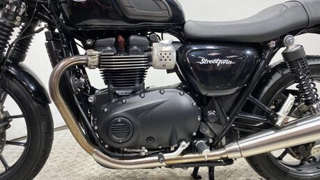 Triumph Street BONNEVILLE STREET TWIN 23