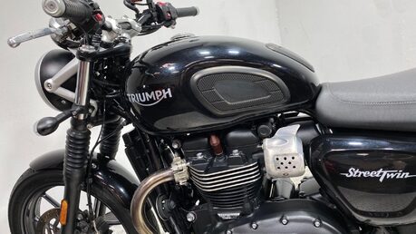 Triumph Street BONNEVILLE STREET TWIN 28