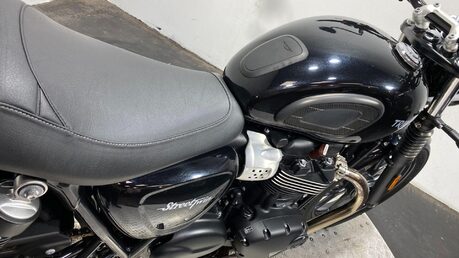 Triumph Street BONNEVILLE STREET TWIN 32