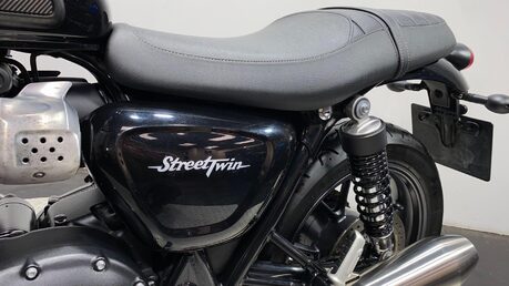 Triumph Street BONNEVILLE STREET TWIN 33