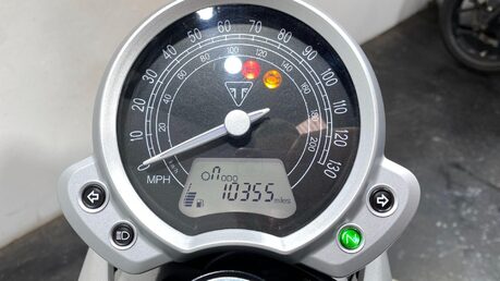 Triumph Street BONNEVILLE STREET TWIN 38