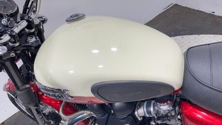 Triumph Bonneville 865 33