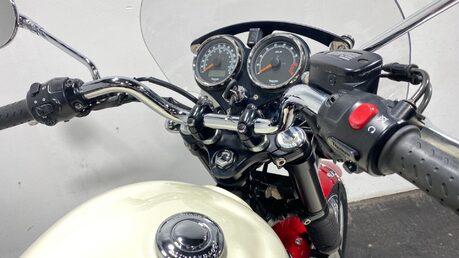 Triumph Bonneville 865 36