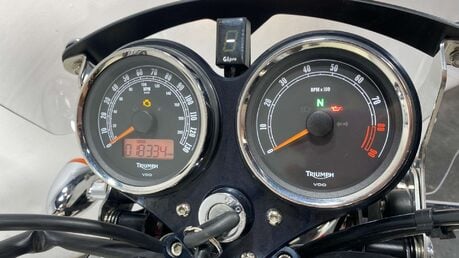 Triumph Bonneville 865 Roadster/Retro Petrol Manual 38