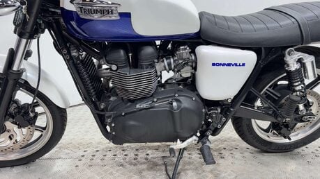 Triumph Bonneville 2015 32K NEW MOT SERVICED RETRO 19