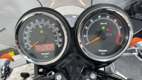 Triumph Bonneville 2015 32K NEW MOT SERVICED RETRO 7