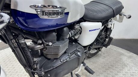 Triumph Bonneville 2015 32K NEW MOT SERVICED RETRO 18