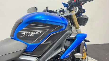 Triumph Street Triple 2013 18K VERY CLEAN WARRANTY 675CC 21