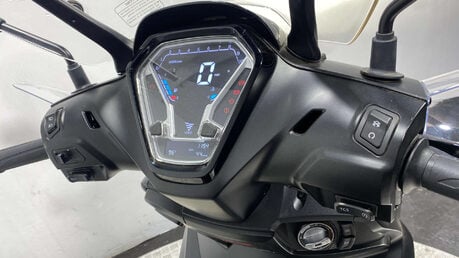 Voge SR 125 2025 44 MILES UNMARKED ROAD REGISTERED 125CC 26
