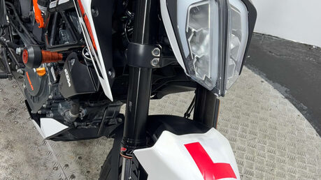KTM Duke 2017 MK2 10K SERVICED NEW MOT WARRANTY 17