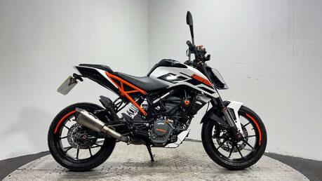 KTM Duke 2017 MK2 10K SERVICED NEW MOT WARRANTY 1