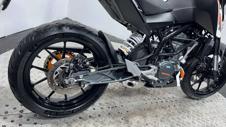 KTM Duke 2016 5k new part 125cc learner naked new mot serviced warranty 9