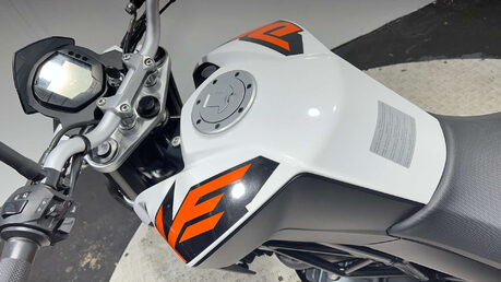 KTM Duke 2016 5k new part 125cc learner naked new mot serviced warranty 44