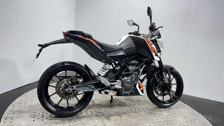 KTM Duke 2016 5k new part 125cc learner naked new mot serviced warranty 2