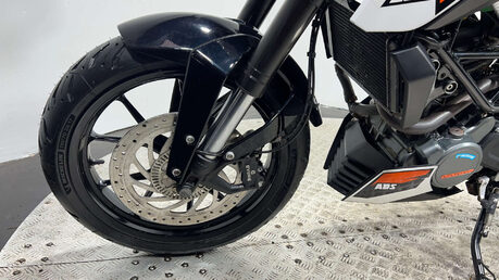 KTM Duke 2016 5k new part 125cc learner naked new mot serviced warranty 38