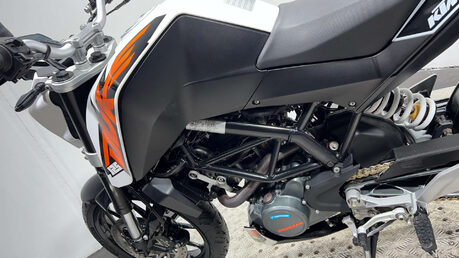KTM Duke 2016 5k new part 125cc learner naked new mot serviced warranty 43