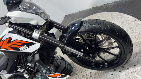 KTM Duke 2016 5k new part 125cc learner naked new mot serviced warranty 22