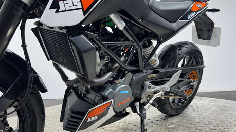 KTM Duke 2016 5k new part 125cc learner naked new mot serviced warranty 10